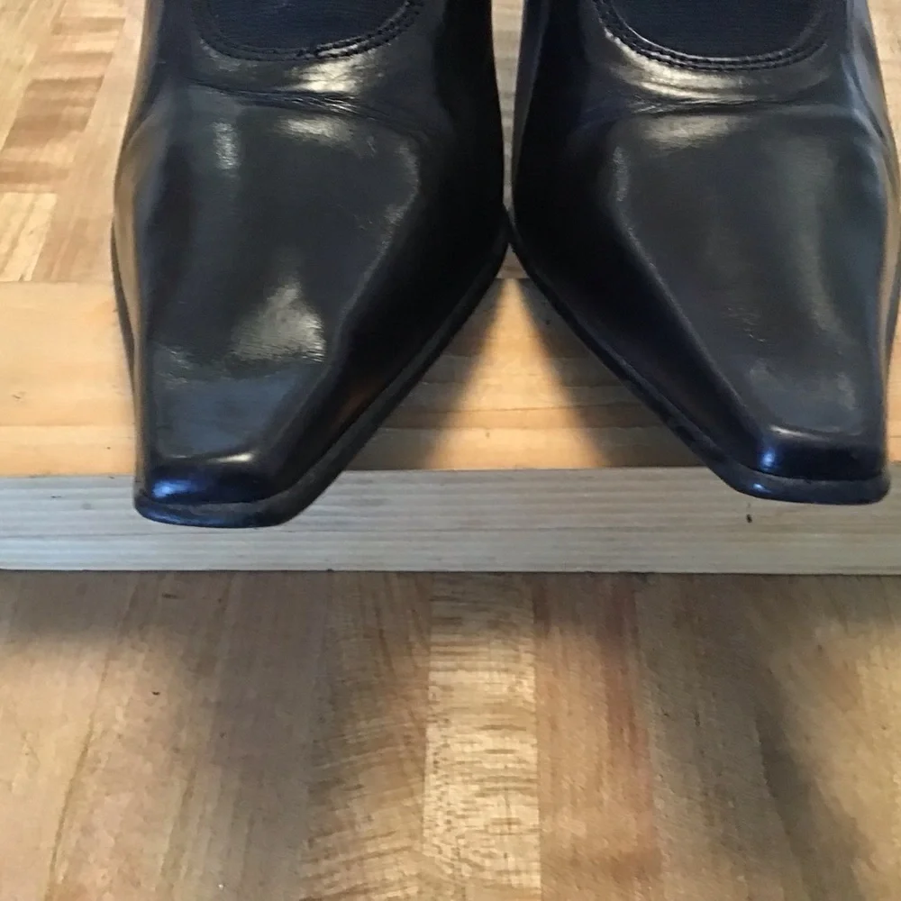 Donald Pliner Mato S4 Black Leather Elastic Gusset Pointy Toe Booties si…